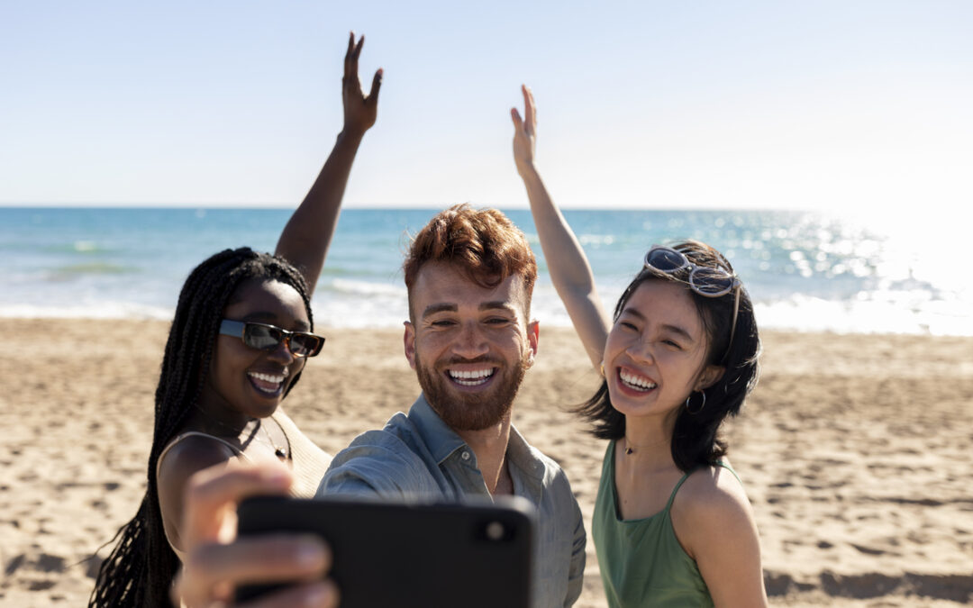 Pessoas se divertindo na praia com amigos.