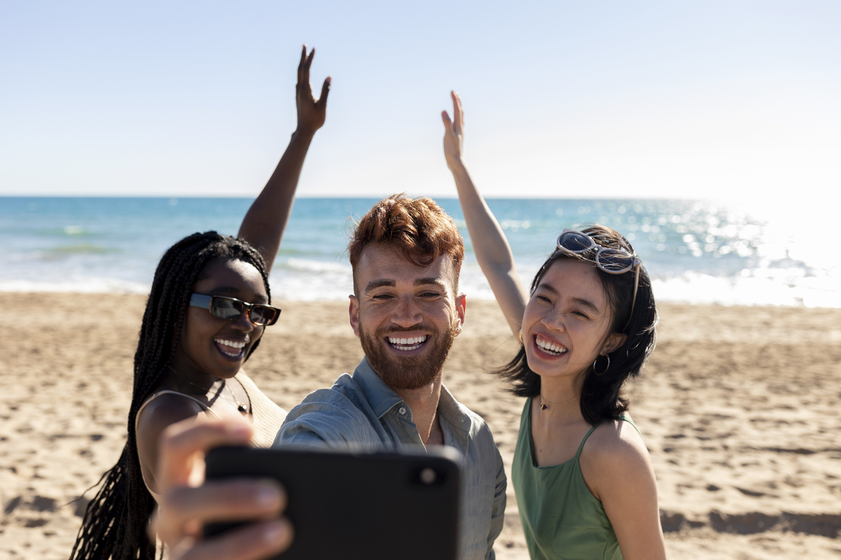 Pessoas se divertindo na praia com amigos.
