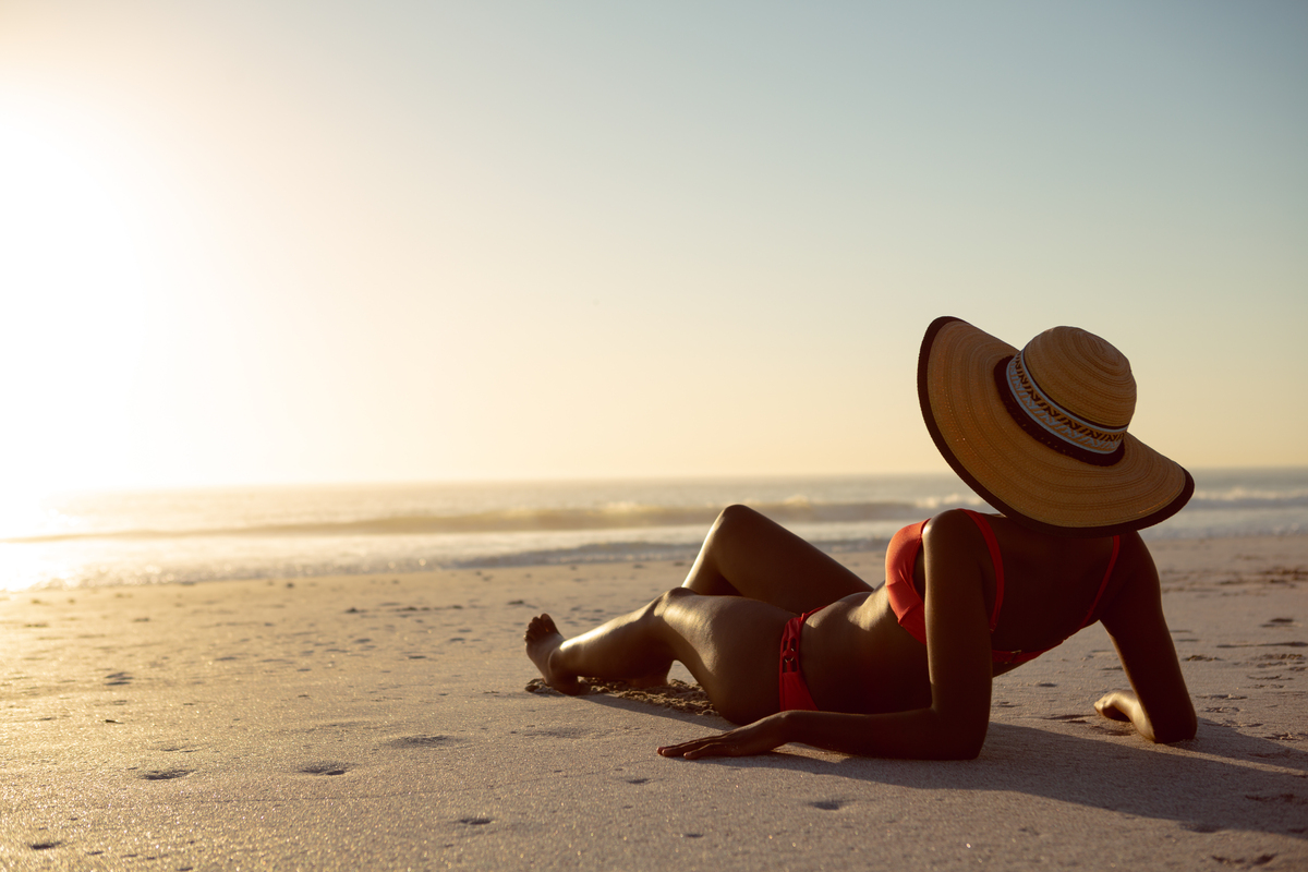 passando por uma onda de calor na praia.