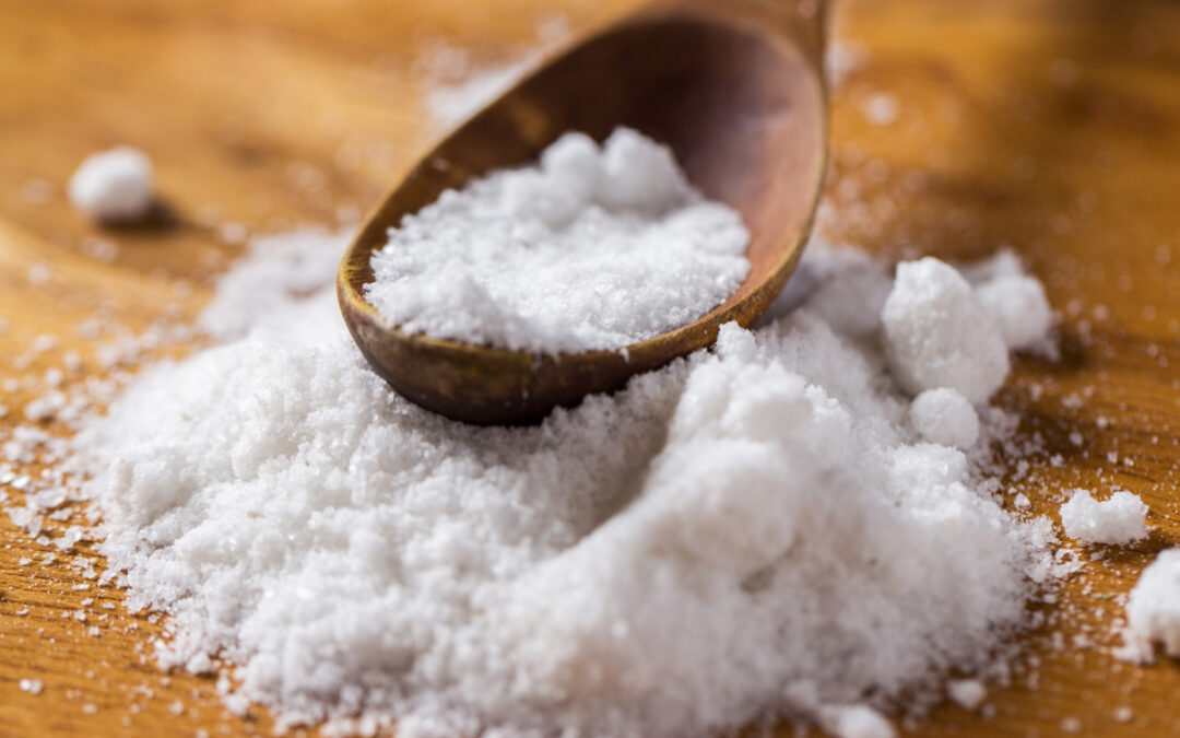 colher e monte de sal em cima da mesa (1)
