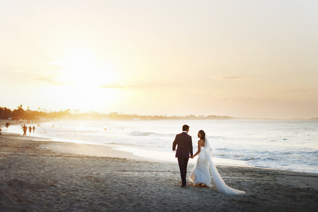 casal na praia realizando cerimônia de casamento