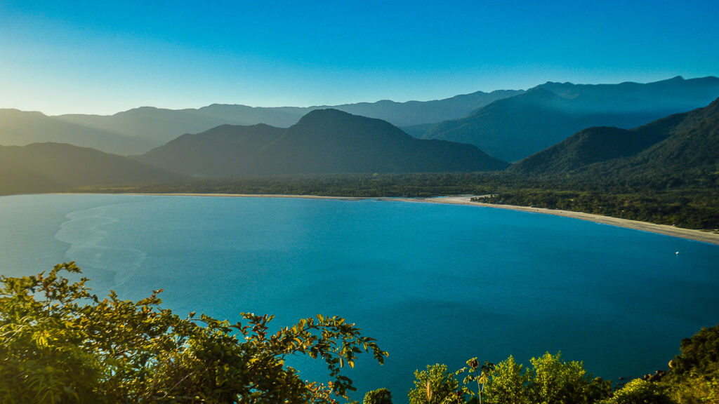 vista das praias estaleiro do padre e ubatumirim e, ao fundo, a serra do mar (parque estadual da serra do mar)