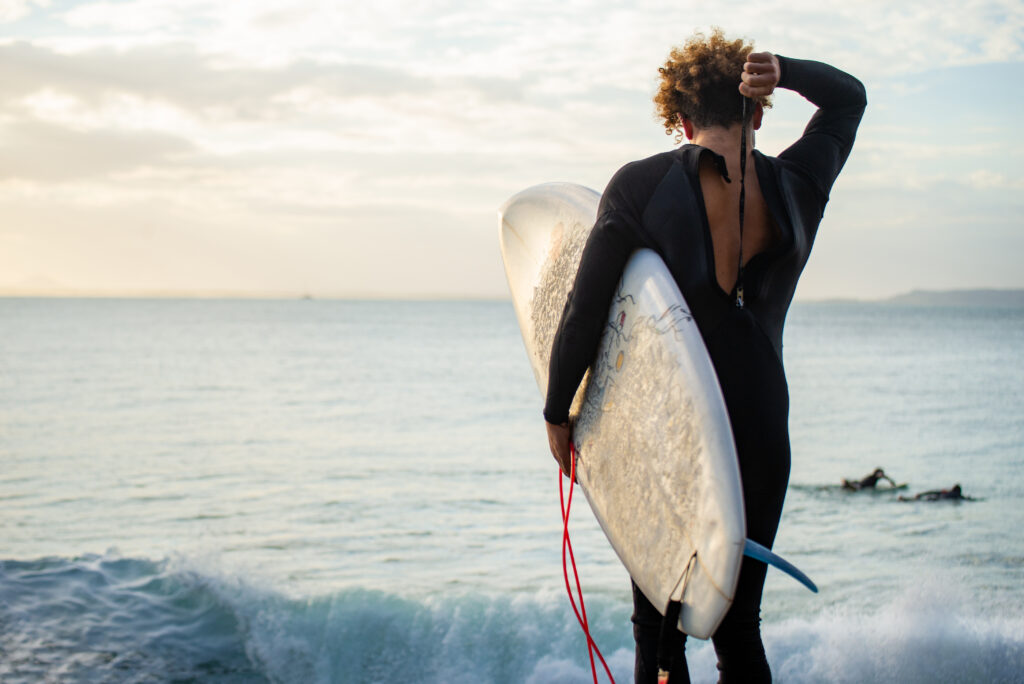 mulher com sua roupa especial para surfistas.