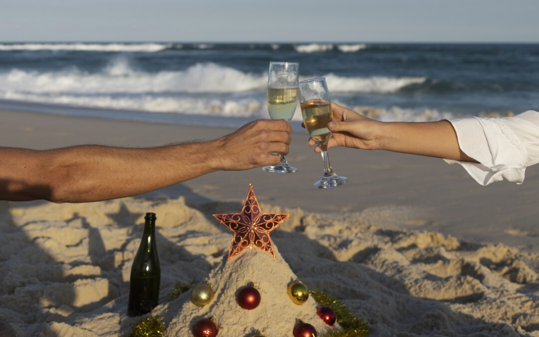 Casal aproveitando o ano novo na praia.